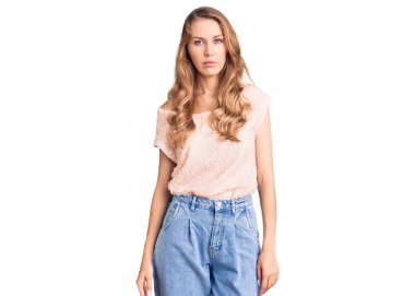 Sarışın, uykulu ve yorgun görünen, yorgunluktan bitkin düşmüş, akşamdan kalma, tembel gözlü, güzel beyaz bir kadın.. 