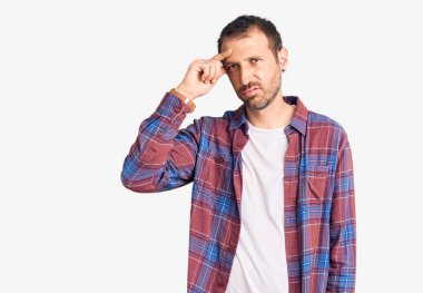 Sıradan kıyafetler giyen genç yakışıklı bir adam. Alnındaki sorun yüzünden endişeli ve stresli. Kriz için endişeli. 