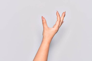 Görünmez şeyi alıp götüren, parmaklarıyla boşluk gösteren beyaz bir kadının eli.