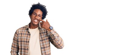 Afro saçlı, sıradan giyinmiş, gözlüklü, el ve burnu parmakla gösterilen, neşeli gülümseyen yakışıklı Afro-Amerikalı bir adam. güzellik konsepti 