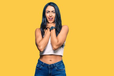 Güzel İspanyol kadın günlük kıyafetler giyip boğularak can çekişiyor çünkü boğularak ölüyor. Sağlık problemi. Boğulma ve intihar konsepti. 