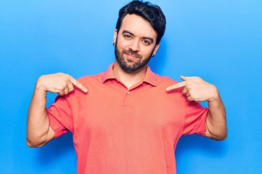 Günlük kıyafetler giyen, kendine güveni olan, kendini gururlu ve mutlu gösteren genç İspanyol bir adam.. 