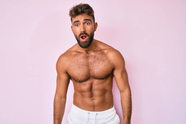 Genç İspanyol adam üstsüz duruyor. Korkmuş ve şok olmuş bir halde.. 