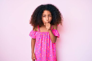 Kıvırcık saçlı Afro-Amerikalı çocuk kendini iyi hissetmiyor ve soğuk algınlığı veya bronşitin belirtisi olarak öksürüyor. sağlık hizmeti kavramı. 