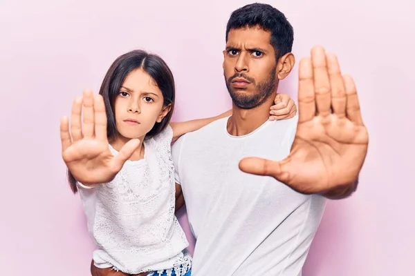 Junge Vater Und Tochter Lässiger Kleidung Singen Mit Der Hand — Stockfoto