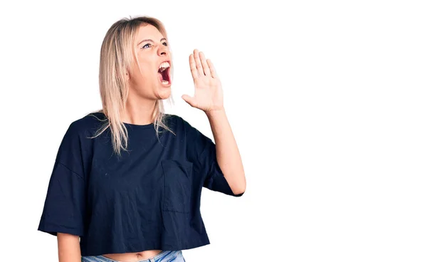 Mulher Loira Bonita Nova Vestindo Shirt Casual Gritando Gritando Alto — Fotografia de Stock