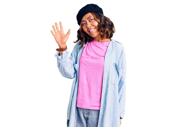 Young Beautiful Mixed Race Woman Wearing French Look Beret Showing — Stock Photo, Image