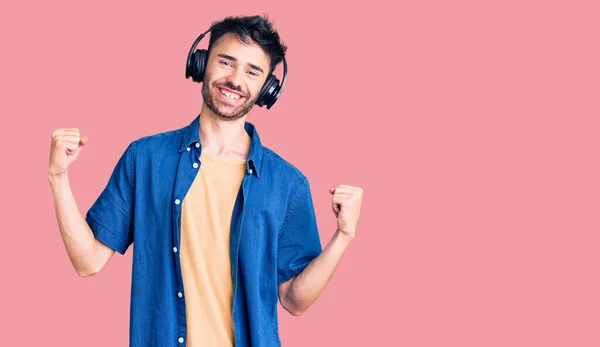 Joven Hispano Escuchando Música Usando Auriculares Gritando Orgulloso Celebrando Victoria — Foto de Stock