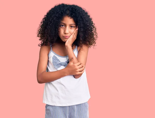 Afrikanskt Amerikanskt Barn Med Lockigt Hår Avslappnade Kläder Tänker Ser — Stockfoto