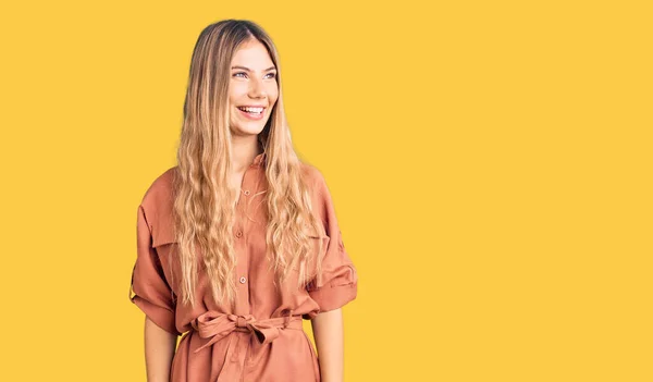 Bella Donna Caucasica Con Capelli Biondi Che Indossa Tuta Estiva — Foto Stock