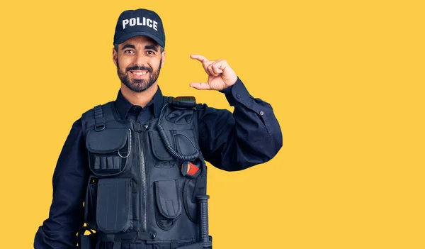 Mladý Hispánec Policejní Uniformě Usmívající Sebevědomý Gestikuluje Rukou Malými Prsty — Stock fotografie