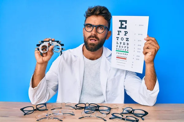 Joven Hombre Hispano Con Gafas Optometría Papel Con Letras Cara — Foto de Stock