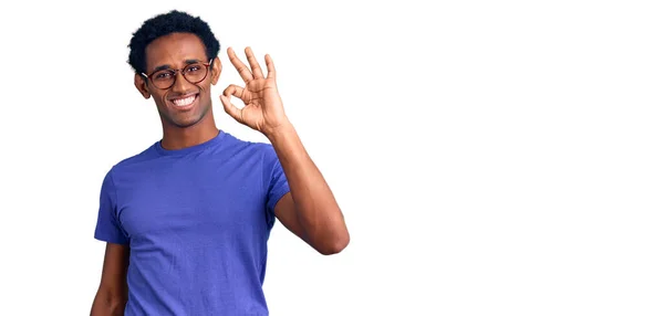 Afroamerykanin Przystojny Mężczyzna Luźnych Ubraniach Okularach Uśmiech Pozytywny Robi Znak — Zdjęcie stockowe