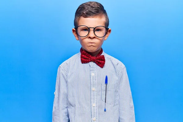 Criança Loira Bonito Usando Gravata Arco Nerd Óculos Cético Nervoso — Fotografia de Stock