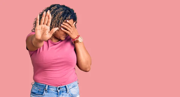 Młoda Afroamerykanka Rozmiar Kobieta Nosząca Luźne Ubrania Zakrywające Oczy Dłońmi — Zdjęcie stockowe