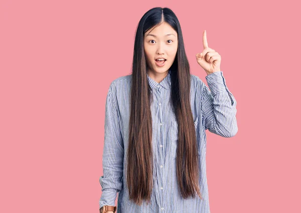 Ung Vacker Kinesisk Kvinna Bär Avslappnad Skjorta Pekar Finger Upp — Stockfoto