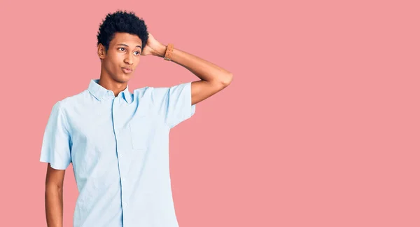 Ung Afrikansk Amerikan Bär Tillfälliga Kläder Förvirra Och Undrar Frågan — Stockfoto