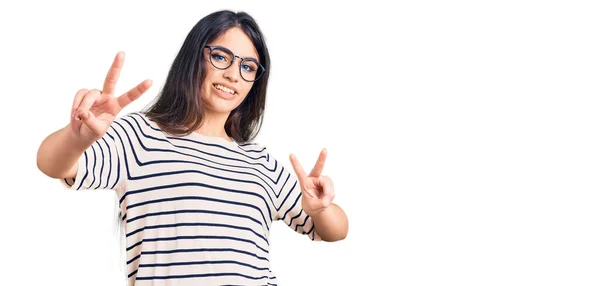Bruneta Teenager Dívka Sobě Ležérní Oblečení Brýle Úsměvem Dívá Kamery — Stock fotografie