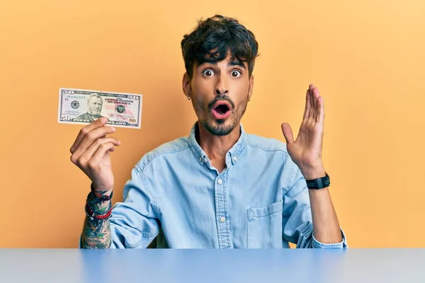 Νεαρός Ισπανός Που Κρατάει Χαρτονόμισμα Των Δολαρίων Κάθεται Στο Τραπέζι — Φωτογραφία Αρχείου