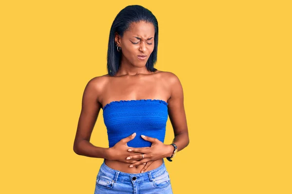 Jonge Afro Amerikaanse Vrouw Draagt Casual Zomerkleren Met Hand Maag — Stockfoto