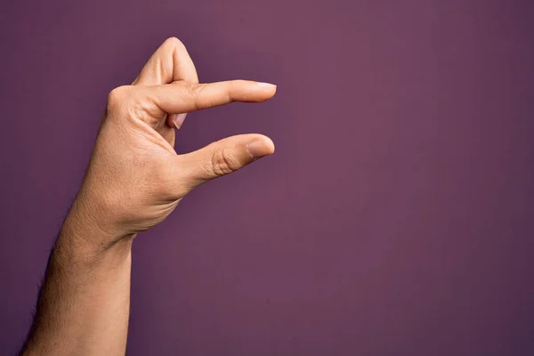 Mão Jovem Caucasiano Mostrando Dedos Sobre Fundo Roxo Isolado Pegando — Fotografia de Stock