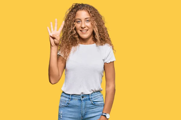 Schöne Kaukasische Teenager Mädchen Trägt Lässiges Weißes Shirt Zeigt Und — Stockfoto