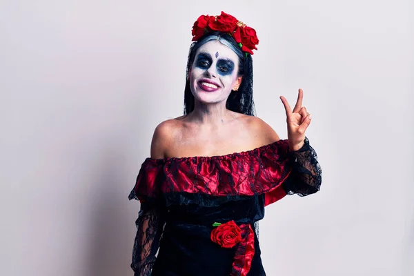 Mladá Žena Sobě Mexický Den Mrtvých Make Ukazuje Ukazuje Prsty — Stock fotografie