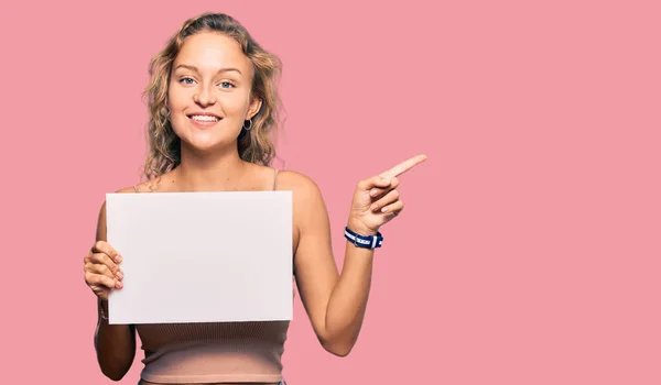 Hermosa Mujer Caucásica Sosteniendo Blanco Banner Vacío Sonriendo Feliz Señalando —  Fotos de Stock