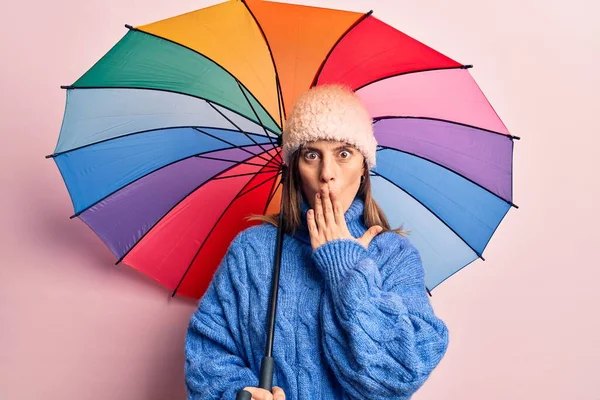 Junge Schöne Frau Mit Buntem Regenschirm Der Mund Mit Der — Stockfoto