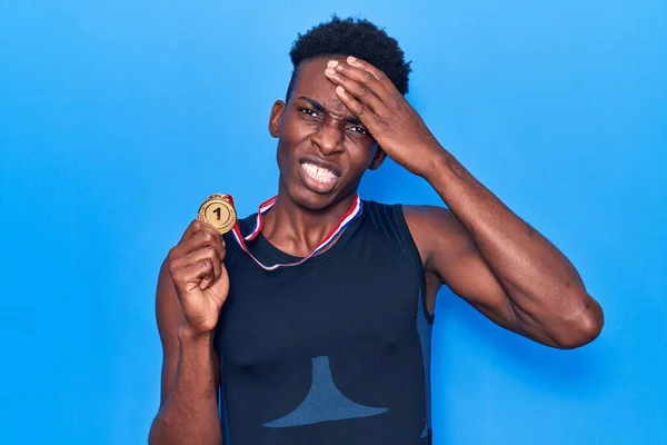 Joven Afroamericano Vestido Con Ropa Deportiva Sosteniendo Medalla Estresado Frustrado —  Fotos de Stock