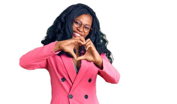 Vacker Afrikansk Amerikansk Kvinna Bär Business Jacka Och Glasögon Ler — Stockfoto