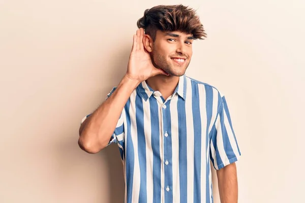 Joven Hispano Vestido Con Ropa Casual Sonriendo Con Mano Sobre — Foto de Stock