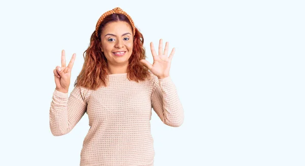 Молодая Латинская Женщина Повседневной Одежде Диадеме Показывает Показывает Пальцами Номер — стоковое фото