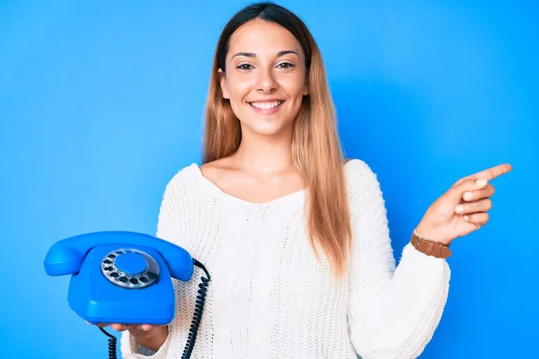 Jovem Morena Usando Telefone Vintage Sorrindo Feliz Apontando Com Mão — Fotografia de Stock