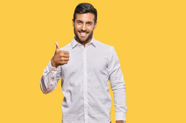 Hombre Hispano Guapo Vistiendo Ropa Negocios Sonriendo Feliz Positivo Pulgar — Foto de Stock