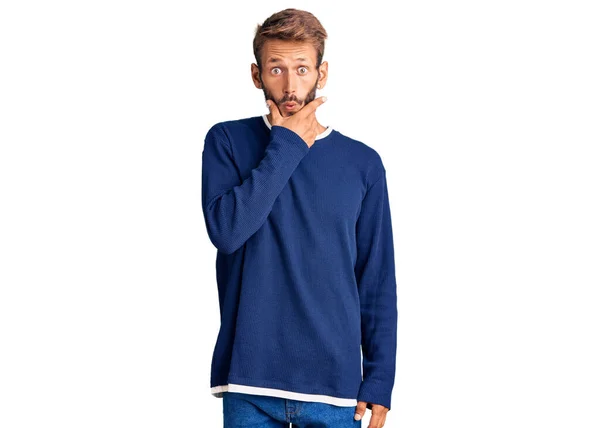 Bello Uomo Biondo Con Barba Che Indossa Maglione Casual Cercando — Foto Stock