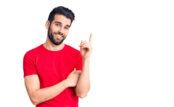 Junger Gutaussehender Mann Mit Bart Trägt Ein Lässiges Shirt Mit — Stockfoto