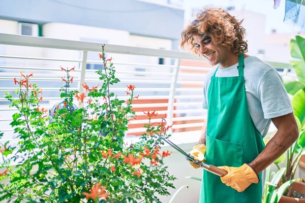 Jonge Spaanse Tuinman Glimlacht Gelukkig Zorgzame Planten Met Behulp Van — Stockfoto