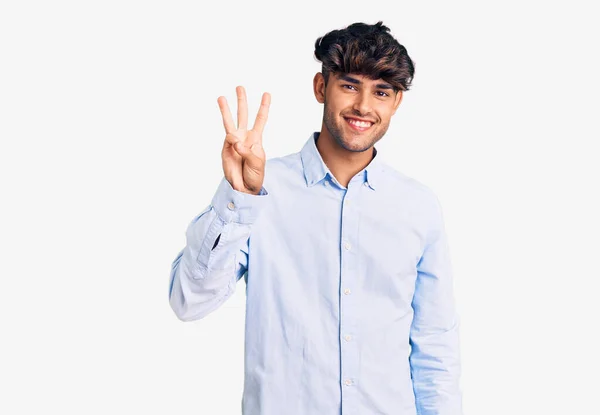 Junger Hispanischer Mann Lässigem Hemd Zeigt Mit Finger Nummer Drei — Stockfoto