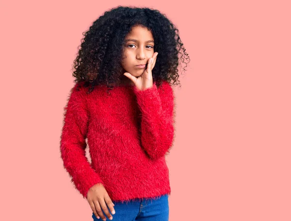 Niño Afroamericano Con Pelo Rizado Usando Suéter Invierno Casual Pensando — Foto de Stock