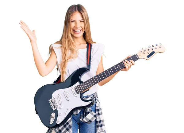 Hermosa Mujer Caucásica Con Cabello Rubio Tocando Guitarra Eléctrica Celebrando —  Fotos de Stock