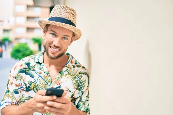 Vit Stilig Man Ler Glad Utomhus Med Smartphone Lutad Väggen — Stockfoto