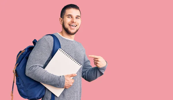 Mladý Pohledný Muž Sobě Studentský Batoh Drží Notebook Úsměvem Šťastný — Stock fotografie