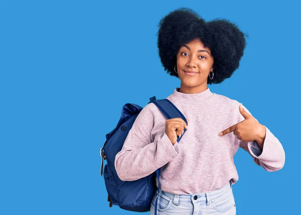 Ung Afrikansk Amerikansk Flicka Håller Student Ryggsäck Pekar Finger Till — Stockfoto