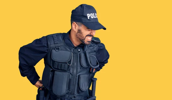 Ung Latinamerikansk Man Klädd Polisuniform Lidande Ryggvärk Beröring Tillbaka Med — Stockfoto
