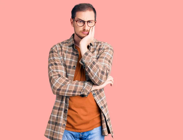 Ung Stilig Kaukasier Man Bär Casual Kläder Och Glasögon Tänker — Stockfoto