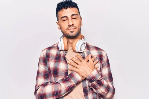 Jovem Hispânico Ouvindo Música Usando Fones Ouvido Sorrindo Com Mãos — Fotografia de Stock