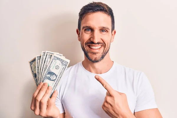 Joven Hombre Guapo Sosteniendo Montón Billetes Dólares Sobre Fondo Blanco — Foto de Stock