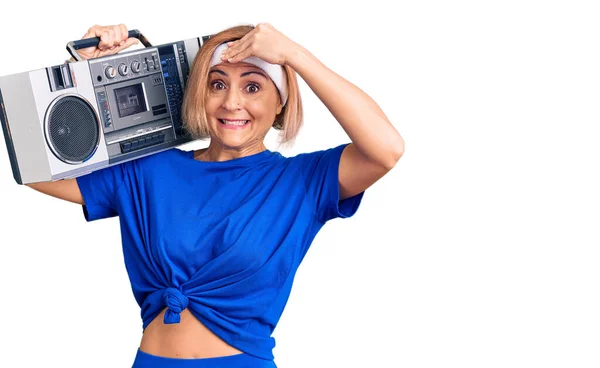 Junge Blonde Frau Sportkleidung Hält Boombox Hört Musik Gestresst Und — Stockfoto