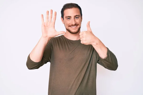 Junger Gutaussehender Mann Lässiger Kleidung Zeigt Mit Finger Nummer Sechs — Stockfoto
